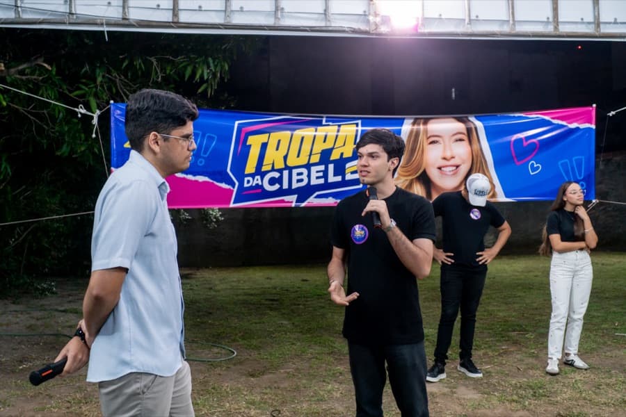 Jovens trocando ideias durante uma atividade